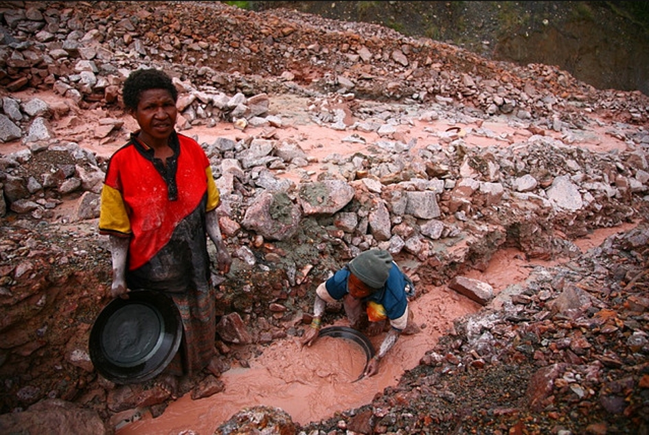 bambini lavorano in una miniera d'oro a Porgera, Papua Nuova Guinea