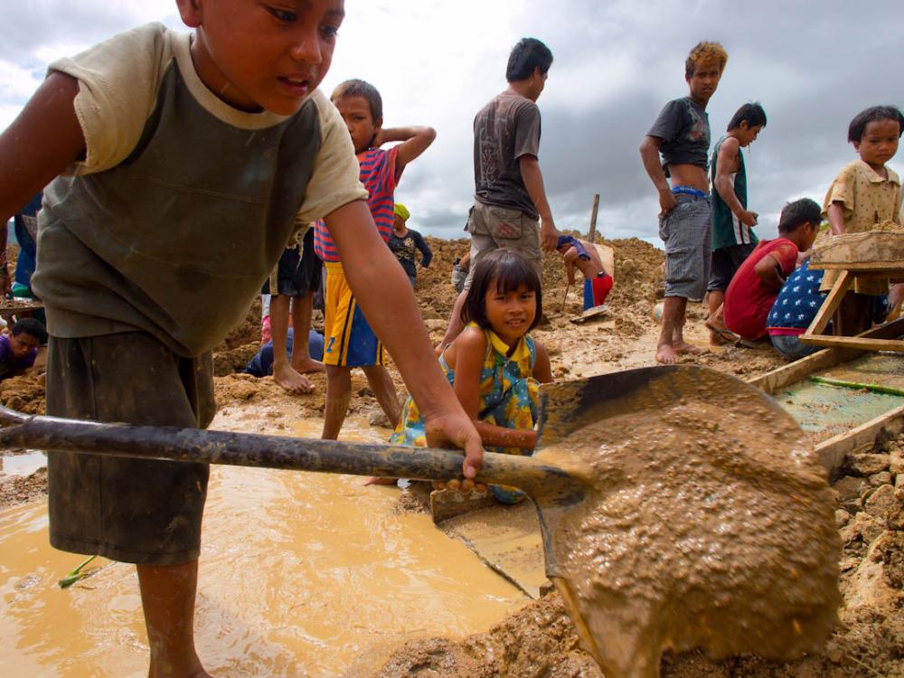 bambini lavorano in una miniera d'oro