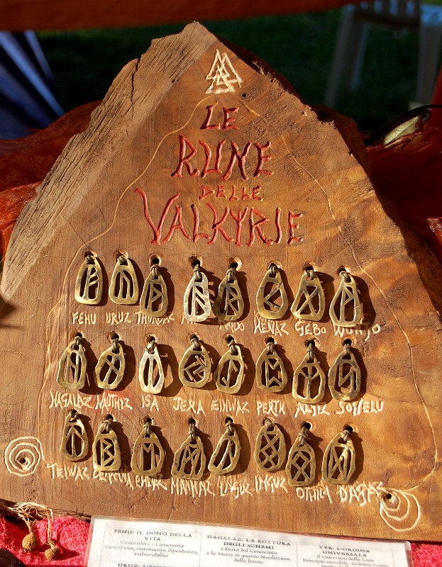 espositore ciondoli rune delle Valkyrie in bronzo
