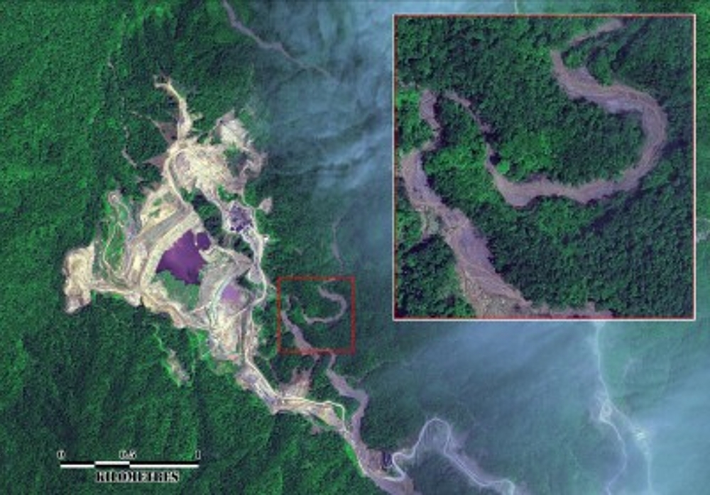 Hidden Valley, Papua Nuova Guinea, Miniera d'Oro, acque del fiume inquinate dagli acidi utilizzati per l'estrazione dei preziosi...